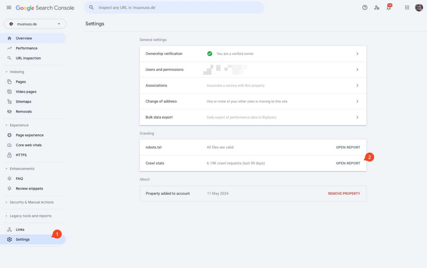 Das Bild zeigt die Einstellungen der Google Search Console für die Website "musnuss.de". Im linken Menü sind verschiedene Bereiche wie Übersicht, Leistung, URL-Inspektion, Indexierung, Seiten, Video-Seiten, Sitemaps, Entfernung, Nutzererfahrung, Seiten-Erfahrung, Core Web Vitals, HTTPS, Verbesserungen, FAQ, Review Snippets, Sicherheit und manuelle Maßnahmen, Legacy-Tools und Berichte, Links und Einstellungen aufgeführt.

Im rechten Bereich werden die allgemeinen Einstellungen angezeigt: Bestätigung der Inhaberschaft (Sie sind ein verifizierter Inhaber), Benutzer und Berechtigungen, Verknüpfungen, Adressänderung und Massenexport von Daten. Unter dem Abschnitt Crawling wird angezeigt, dass die Datei robots.txt gültig ist und es in den letzten 90 Tagen 6,19K Crawl-Anfragen gab. Diese Informationen können über "Open Report" detailliert eingesehen werden.

Zusätzlich wird angegeben, dass die Eigenschaft am 11. Mai 2024 zum Konto hinzugefügt wurde. Es gibt auch die Option, die Eigenschaft zu entfernen.