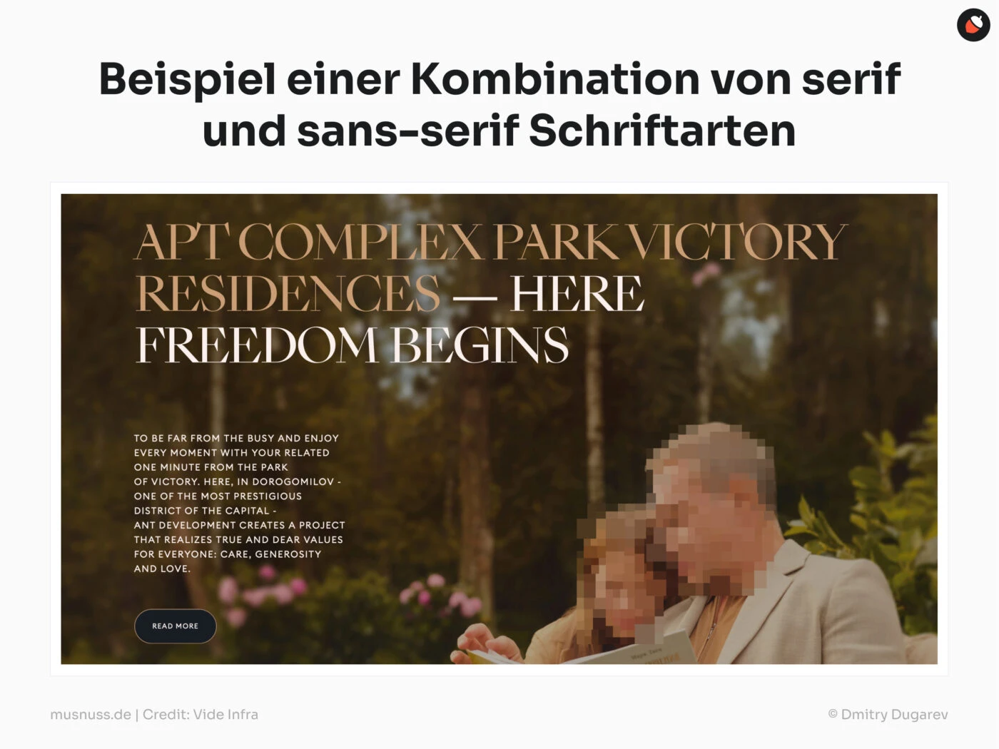 Das Bild zeigt ein Beispiel für die Kombination von serif und sans-serif Schriftarten. Oben steht die Überschrift „Beispiel einer Kombination von serif und sans-serif Schriftarten“. Darunter befindet sich ein Bild mit einer großformatigen Überschrift in einer Serifenschrift, die den Text „APT COMPLEX PARK VICTORY RESIDENCES — HERE FREEDOM BEGINS“ zeigt. Im unteren Bereich des Bildes ist ein weiterer Textblock in einer kleineren sans-serif Schriftart zu sehen. Im Hintergrund des Bildes ist eine unscharfe Szene mit zwei Personen in einer natürlichen Umgebung zu erkennen.