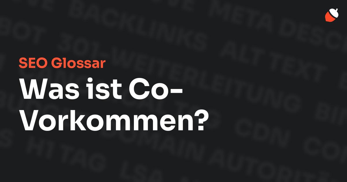 Das Bild zeigt den Titel „SEO Glossar: Was ist Co-Vorkommen?“ vor einem dunklen Hintergrund mit verblassten Begriffen aus dem Bereich SEO, wie „Backlinks“, „Alt Text“ und „Meta Description“. Oben rechts befindet sich ein minimalistisches Eichel-Symbol – das Logo von Musnuss™ – der Marketing Agentur von Dmitry Dugarev.