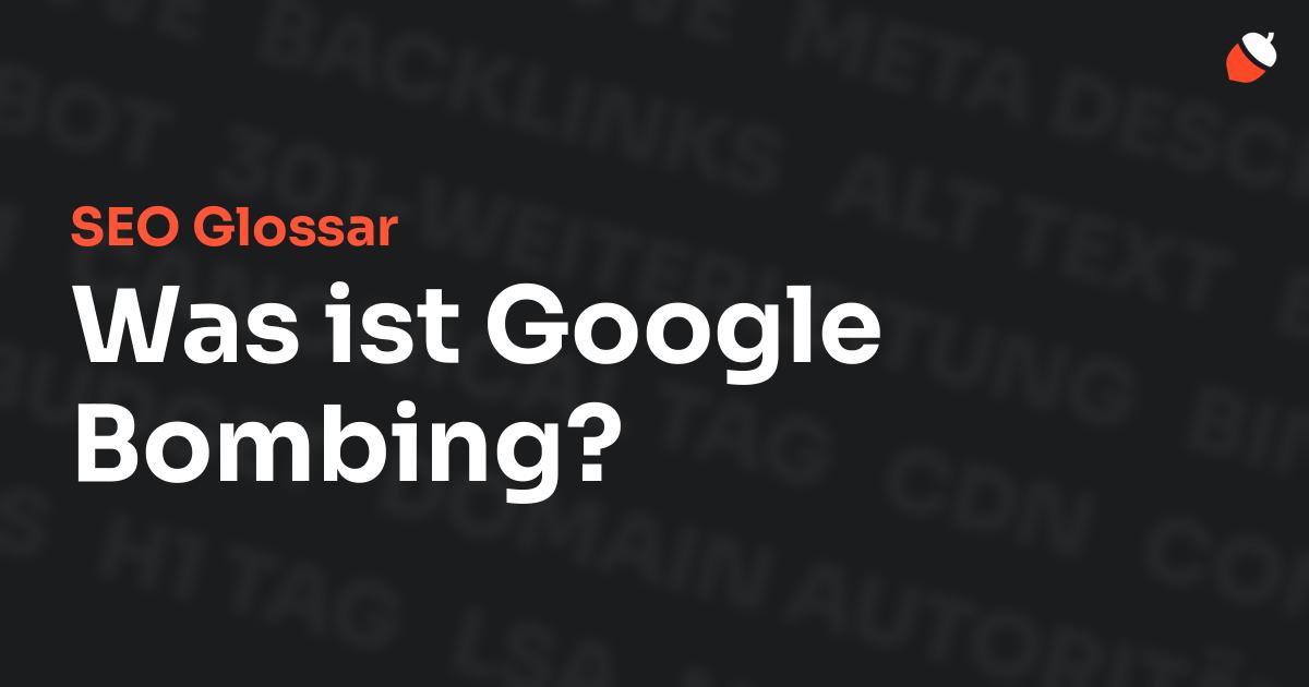 Das Bild zeigt den Titel „SEO Glossar: Was ist Google Bombing?“ vor einem dunklen Hintergrund mit verblassten Begriffen aus dem Bereich SEO, wie „Backlinks“, „Alt Text“ und „Meta Description“. Oben rechts befindet sich ein minimalistisches Eichel-Symbol – das Logo von Musnuss™ – der Marketing Agentur von Dmitry Dugarev.