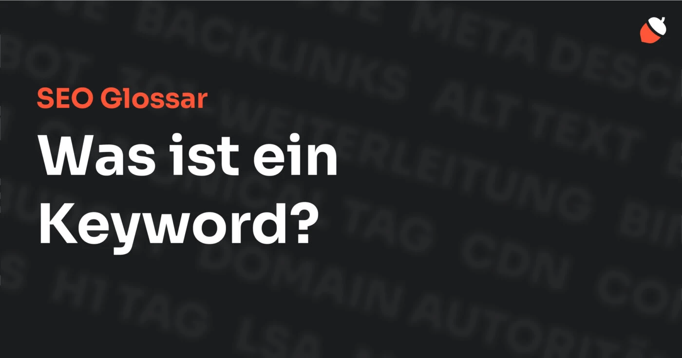 Das Bild zeigt den Titel „SEO Glossar: Was ist ein Keyword?“ vor einem dunklen Hintergrund mit verblassten Begriffen aus dem Bereich SEO, wie „Backlinks“, „Alt Text“ und „Meta Description“. Oben rechts befindet sich ein Eichel-Symbol.